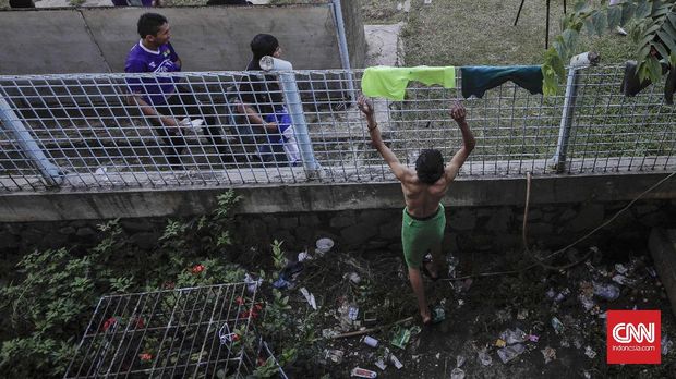 Lapangan stadion menjadi satu-satunya fasilitas di Stadion Benteng yang masih terawat dan dipergunakan secara rutin setiap harinya.