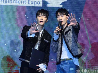 Gaya Super Junior D&E Hibur Fans di Konser KBEE 2017