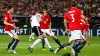 Julian Draxler membawa Jerman memimpin 2-0 lewat golnya pada menit ke-17. Foto: Michaela Rehle/Reuters