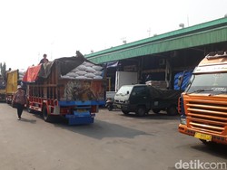 Turunkan Harga,  4.000 Ton Beras Medium Dipasok ke Cipinang