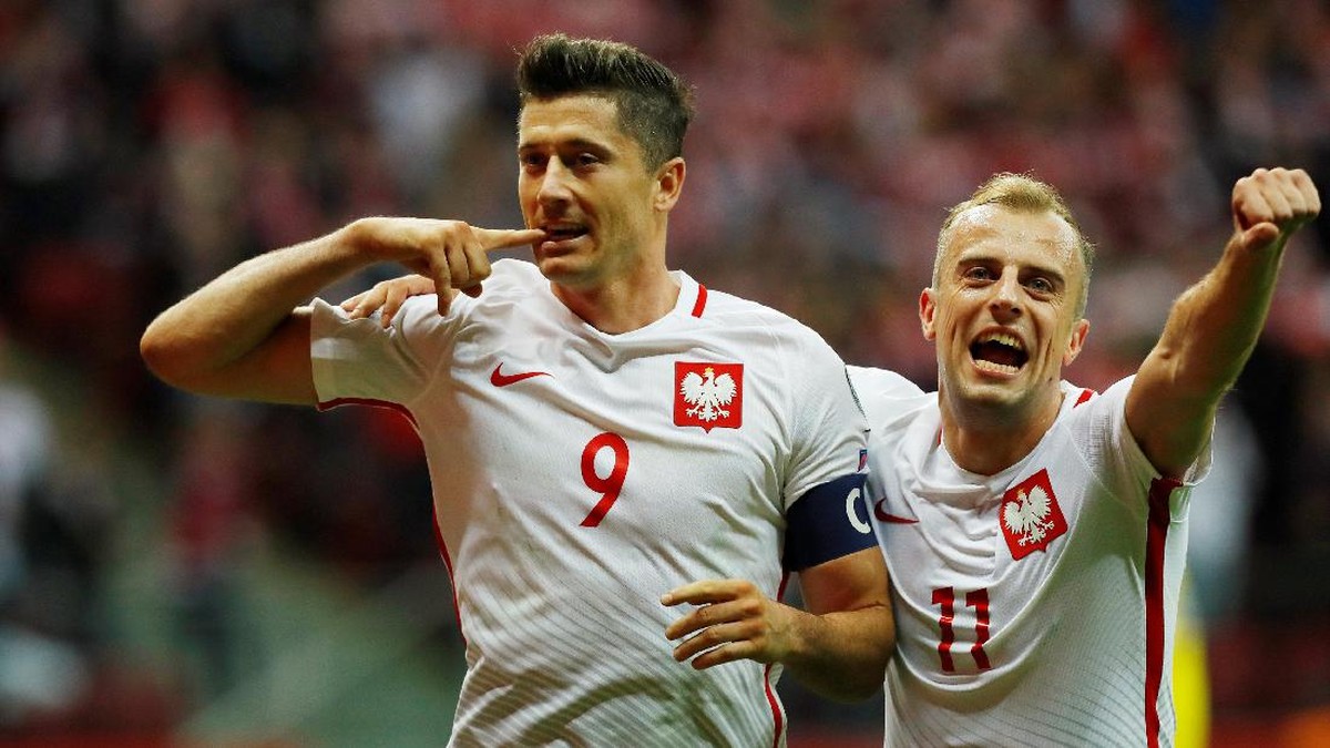 Robert Lewandowski dan Kamil Grosicki merayakan gol ketiga Polandia (Kacper Pempel/Reuters)