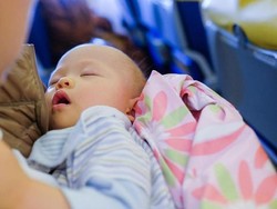 Mengharukan, Penumpang dan Bayinya Dapat Kado Istimewa dari Kru Pesawat