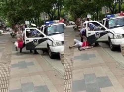 Tega! Polisi Banting Perempuan Gendong Anak di China