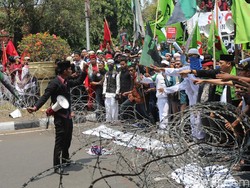 Video Saat Massa Terobos Kawat Duri, Minta Bendera Myanmar Dicopot