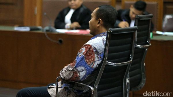 Mantan Bupati Buton Samsu Umar Dituntut 5 Tahun Penjara