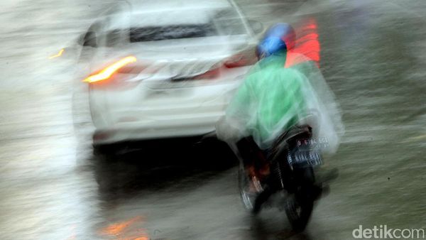 Saat Hujan Mengguyur Jakarta