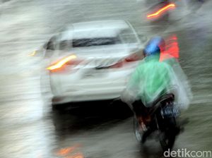 Saat Hujan Mengguyur Jakarta