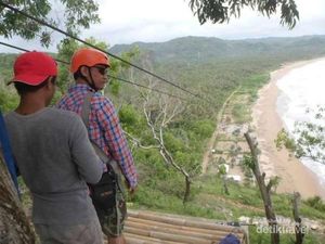 Pantai Pacitan Punya Flying Fox 400 Meter