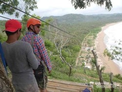 Pantai Pacitan Punya Flying Fox 400 Meter