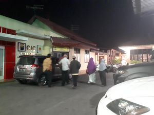 Ditahan di Polda Jatim, Alfian Tanjung Dijenguk Istri dan Anak