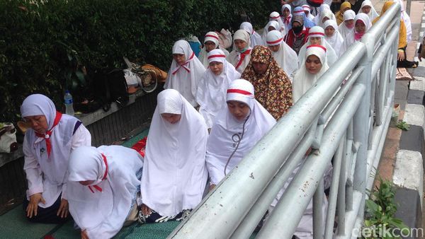 Potret Salat Jemaah Massa Dukung Rohingya di Trotoar Imam Bonjol