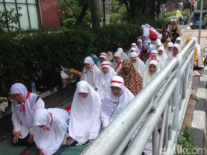 Potret Salat Jemaah Massa Dukung Rohingya di Trotoar Imam Bonjol