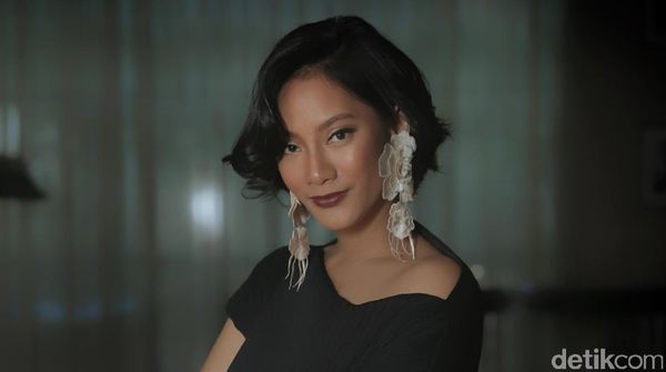 Tatapan Memikat Tara Basro Celeb of The Month Bulan Ini