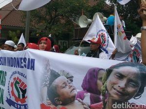 Massa Aksi Solidaritas Rohingya Mulai Penuhi depan Kedubes Myanmar