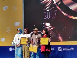 Pidi Baiq sampai Happy Little Soul Raih Penghargaan di IIBF 2017 Pidi Baiq sampai Happy Little Soul Raih Penghargaan di IIBF 2017