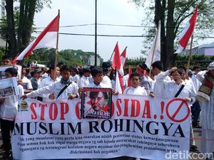 Kecam Tragedi Rohingya, Massa Gelar Aksi Damai di Gedung Sate