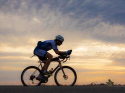 Hebat! Pria Ini Akan Pecahkan Rekor Keliling Dunia Naik Sepeda