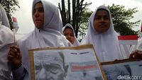 Bela Muslim Rohingya, Pendemo Menyemut di Gedung Sate