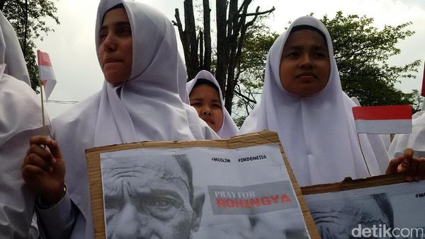 Bela Muslim Rohingya, Pendemo Menyemut di Gedung Sate