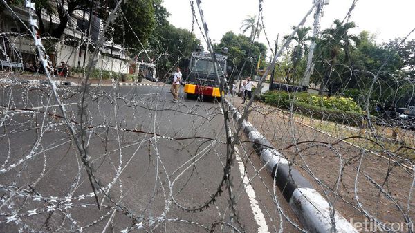 Jelang Demo FPI, Kedubes Myanmar Berkalung Kawat Berduri