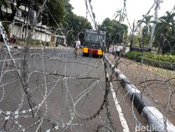 Jelang Demo FPI, Kedubes Myanmar Berkalung Kawat Berduri