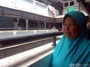 Mak Cacih Senang Saat Melihat Kamar Mandi di Rusunawa