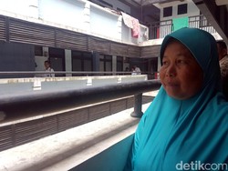 Mak Cacih Senang Saat Melihat Kamar Mandi di Rusunawa