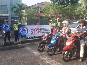 HUT ke-62 Lantas, Polisi Gresik Bagikan Helm, Pin, dan Es Krim