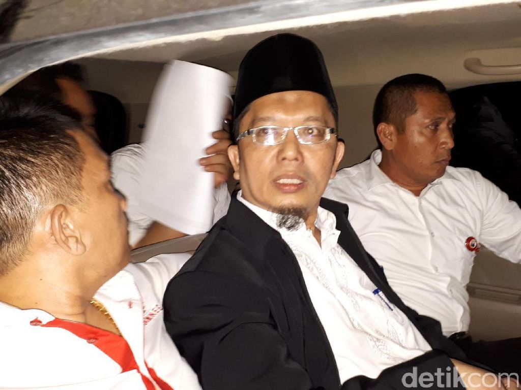 Alfian Tanjung Dipolisikan soal Rezim Komunis, Pengacara: Yakin Ditolak Alfian Tanjung Dipolisikan soal Rezim Komunis, Pengacara: Yakin Ditolak