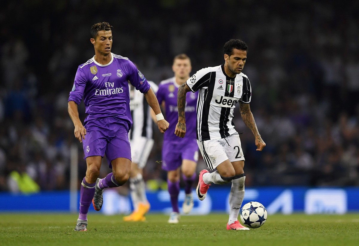 Dani Alves dan Cristiano Ronaldo berduel di final Liga Champions 2017. Foto: Shaun Botterill/Getty Images