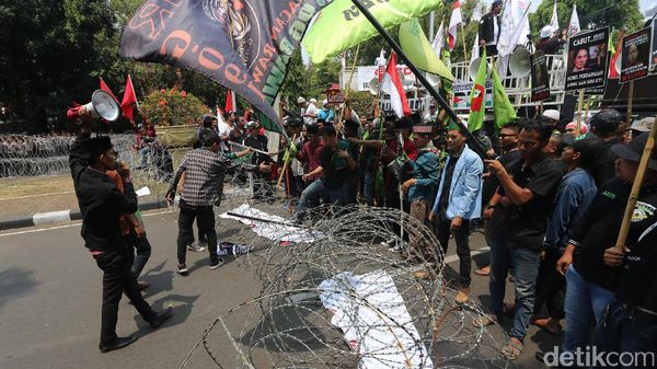 Massa Bela Rohingya Terobos Kawat Berduri