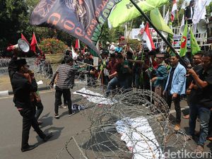 Massa Bela Rohingya Terobos Kawat Berduri