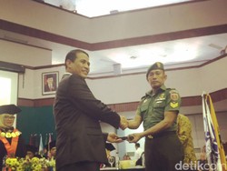 Hadiah Traktor dan Gaji 1 Bulan Mentan untuk Serka Darwis