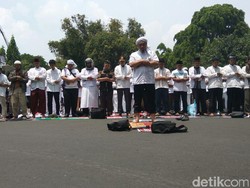 Massa Aksi Gelar Salat Zuhur Berjemaah di Depan Kedubes Myanmar