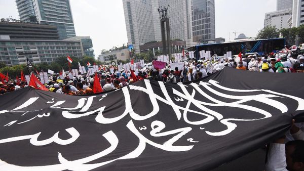 Bendera Ar Rayah Raksasa di Aksi Solidaritas Rohingya