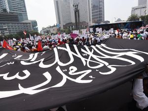 Bendera Ar Rayah Raksasa di Aksi Solidaritas Rohingya