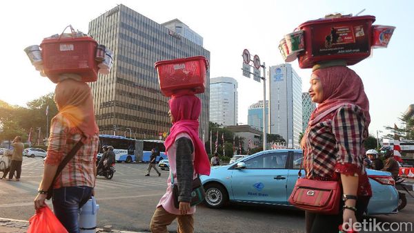 Unik! Di Jakarta Masih Ada Perempuan yang Jual Kopi Seperti Ini