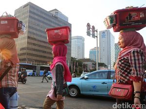 Unik! Di Jakarta Masih Ada Perempuan yang Jual Kopi Seperti Ini
