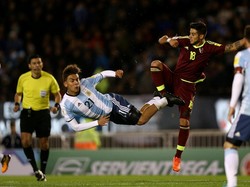 Dybala berjibaku melawan bek-bek Venezuela. Foto: Marcos Brindicci/Reuters
