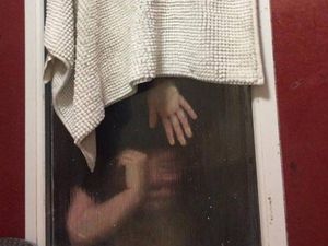 Viral, Wanita Tersangkut di Jendela Toilet Karena Jaim dengan Teman Kencan