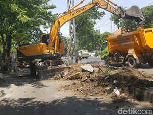 Pembatas Jalan Pasar Karang Menjangan Dibongkar Pembatas Jalan Pasar Karang Menjangan Dibongkar