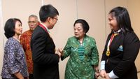 Megawati Terima Siswa Pemenang Lomba Debat Internasional WSC