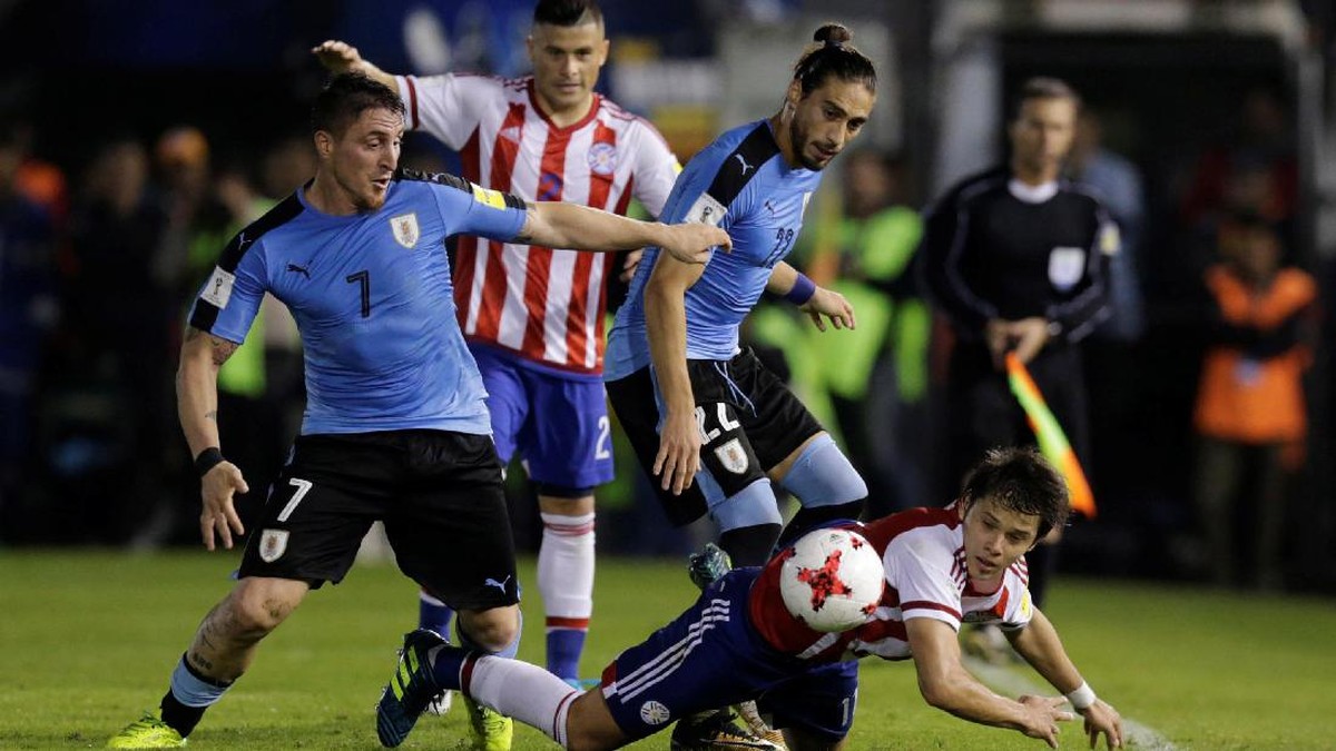 Uruguay menang tipis 2-1 atas Paraguay (Jorge Adorno/Reuters)