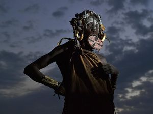 Foto: Wanita yang Bibirnya Dimasuki Piring