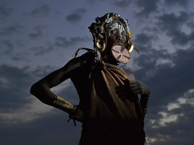 Foto: Wanita yang Bibirnya Dimasuki Piring