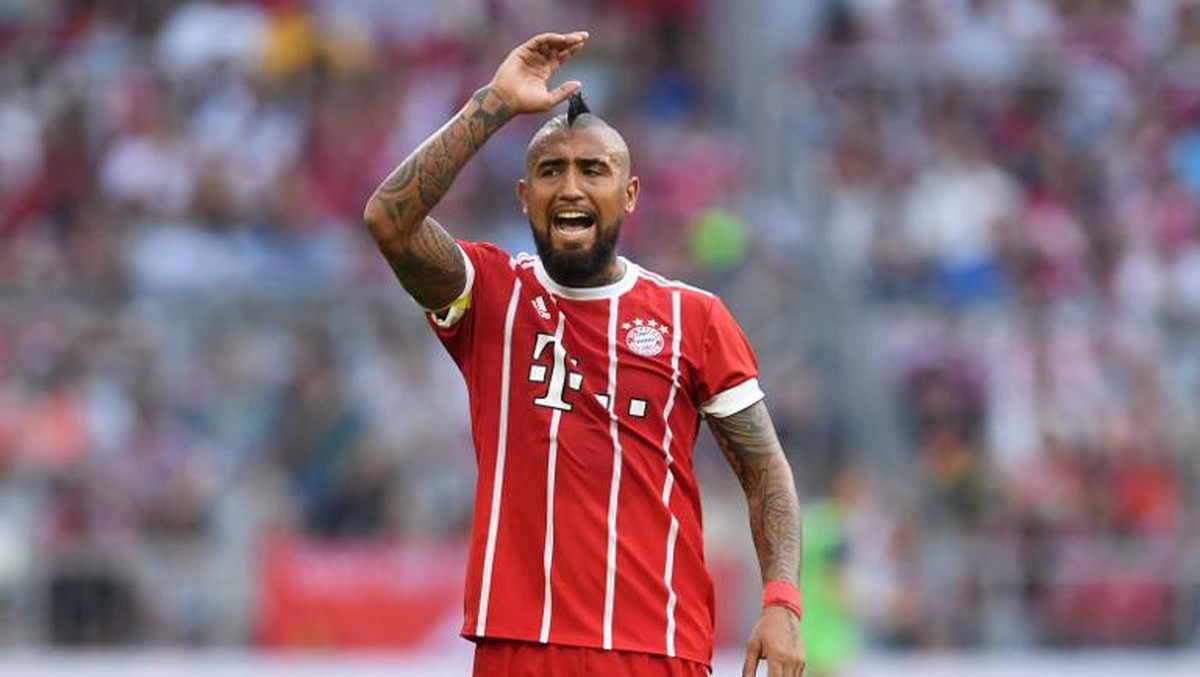Arturo Vidal harus menjalani operasi lutut (Foto: Christof Stache/AFP PHOTO)