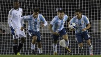 Berselang lima menit, Argentina bisa menyamakan skor berkat gol bunuh diri Rolf Feltscher. Foto: Juan Mabromata/AFP
