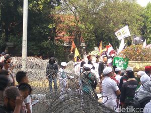 Terobos Kawat Berduri, Massa Minta Bendera Myanmar Diturunkan