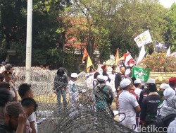 Terobos Kawat Berduri, Massa Minta Bendera Myanmar Diturunkan