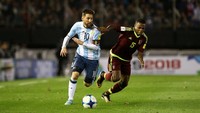 Di sisa waktu, Argentina mencoba mencetak gol kedua. Akan tetapi, upaya mereka tak membuahkan hasil. Foto: Agustin Marcarian/Reuters